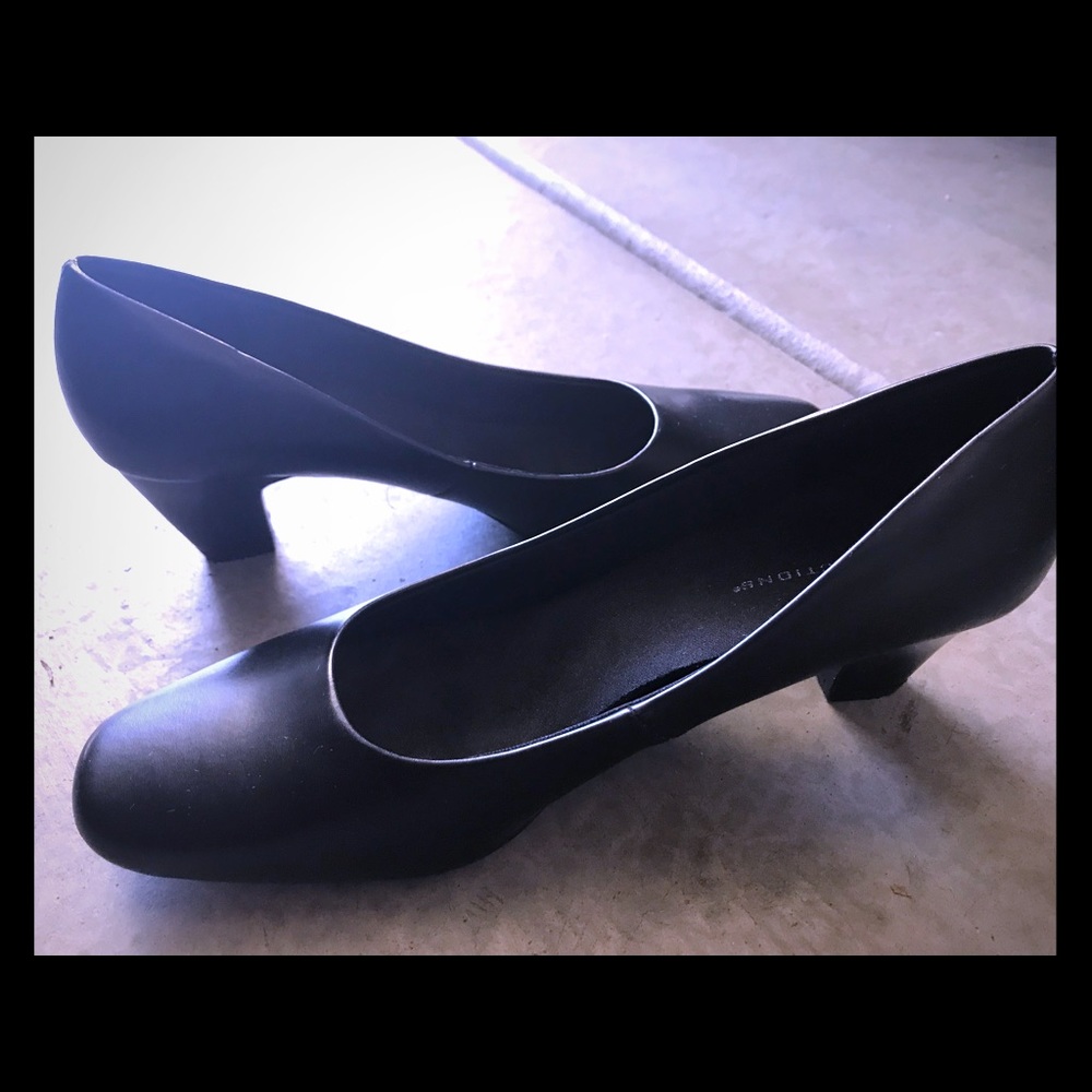 Lightly used sandals. Perfect for office use